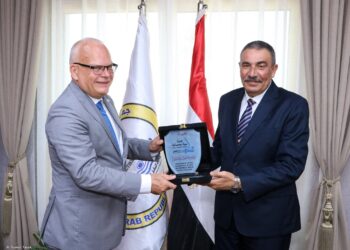 السفير السويدى بمصر يزور ميناء دمياط