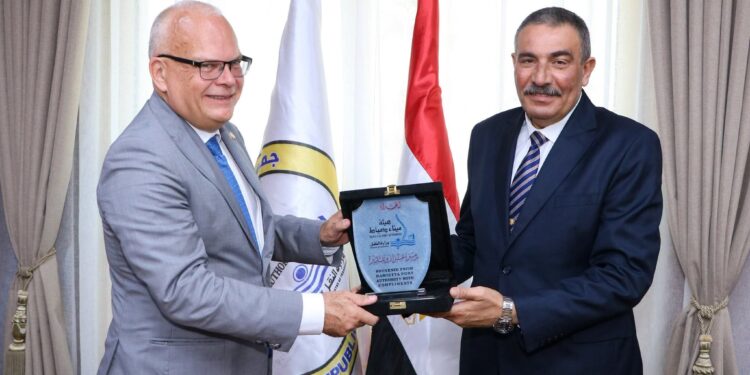 السفير السويدى بمصر يزور ميناء دمياط
