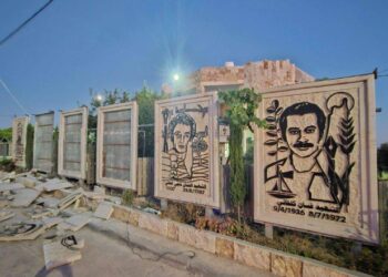طمس للرموز الوطنية.. جنود الاحتلال يحطمون جداريات صور الشهداء في قرية الطبقة بجنوب الخليل