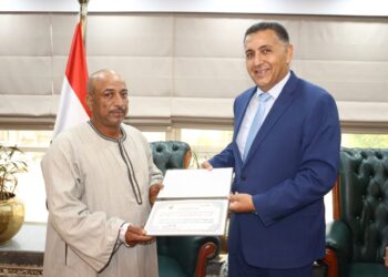 محافظ القليوبية يُكرم عامل التشغيل محمد عبد العزيز محمد لشجاعته في احتواء تسريب محدود لغاز الكلور