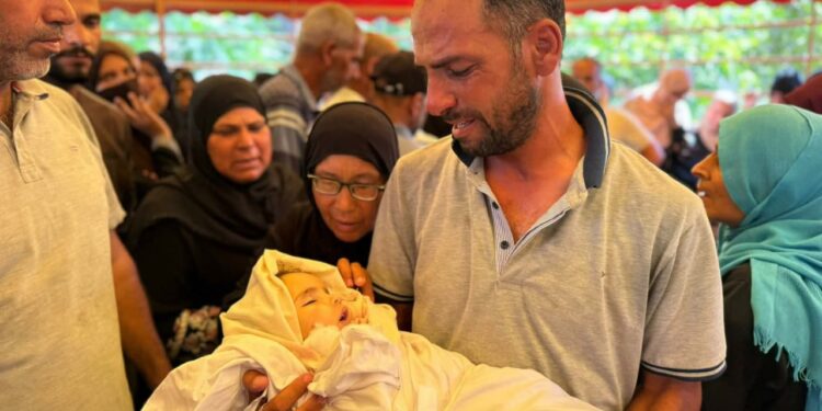 استشهاد طفلة رضيعة ووالدتها في قصف إسرائيلي استهدف مواصي خان يونس