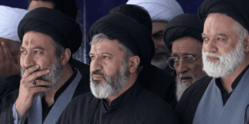 فيديو.. أبناء خامنئي يظهرون بجنازة والدهم.. ماذا نعرف عنهم؟