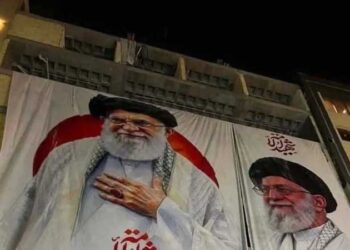 إزالة صورة خامنئي في كربلاء تشعل جدلا سياسيا بالعراق