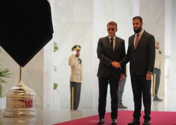 الشرع يستقبل ماكرون رسميا بعد تفجيرات هزت محيط إقامته بدمشق (فيديو+صور)