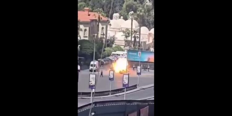 بعد 10 دقائق على مغادرة ماكرون.. شاهد عيان يكشف كواليس الانفجارين قرب “فورسيزنز” بدمشق