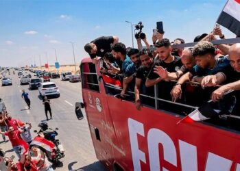 وسط استقبال جماهيري كبير.. وصول بعثة منتخب مصر بعد الإنجاز التاريخي في كأس العالم (فيديو)