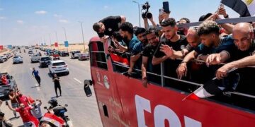 وسط استقبال جماهيري كبير.. وصول بعثة منتخب مصر بعد الإنجاز التاريخي في كأس العالم (فيديو)