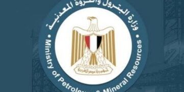 وزارة البترول المصرية تصدر بيانا عقب حريق في سفينتين بميناء دمياط