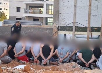 شرطة الاحتلال تعتقل 43 عاملًا فلسطينيًا من الضفة الغربية داخل ورشة بناء في الداخل المحتل