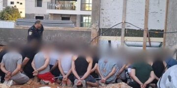 شرطة الاحتلال تعتقل 43 عاملًا فلسطينيًا من الضفة الغربية داخل ورشة بناء في الداخل المحتل
