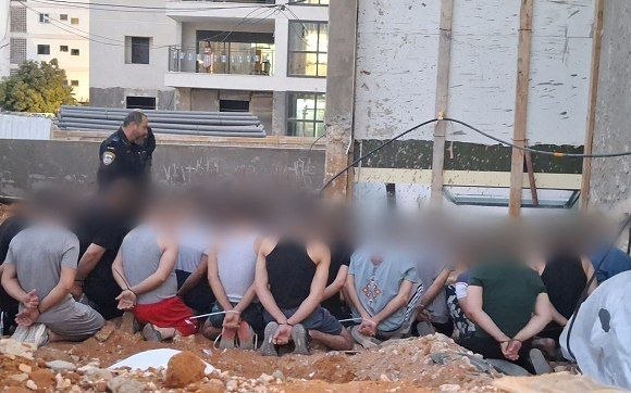 شرطة الاحتلال تعتقل 43 عاملًا فلسطينيًا من الضفة الغربية داخل ورشة بناء في الداخل المحتل