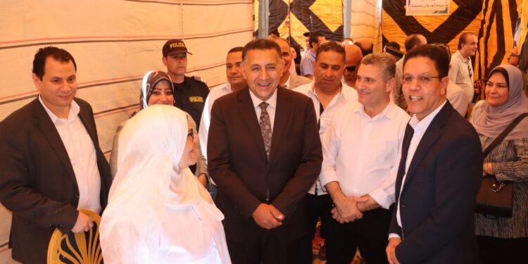 محافظ القليوبية ورئيس جامعة بنها يفتتحان القافلة التنموية الشاملة بقرية طحلة لخدمة المواطنين