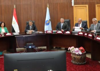 محافظ البحر الأحمر يترأس اجتماع المجلس التنفيذي ويؤكد علي رفع درجة الاستعداد القصوي بقطاعي الكهرباء والمياه