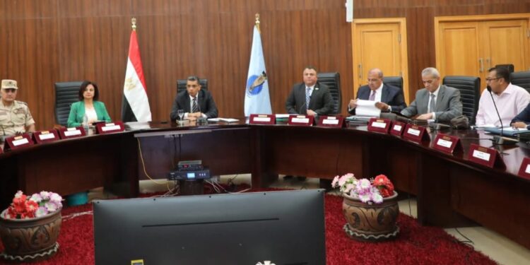 محافظ البحر الأحمر يترأس اجتماع المجلس التنفيذي ويؤكد علي رفع درجة الاستعداد القصوي بقطاعي الكهرباء والمياه