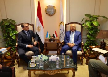 وزير النقل يبحث مع سفير جمهورية أوزبكستان بالقاهرة تعزيز التعاون المشترك في مجالات النقل واللوجستيات والممرات الدولية