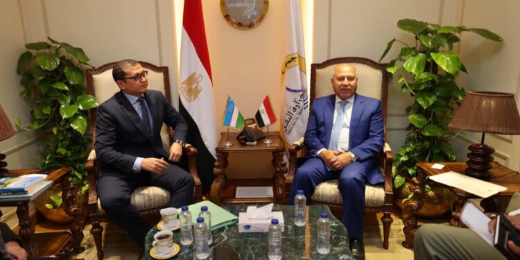 وزير النقل يبحث مع سفير جمهورية أوزبكستان بالقاهرة تعزيز التعاون المشترك في مجالات النقل واللوجستيات والممرات الدولية