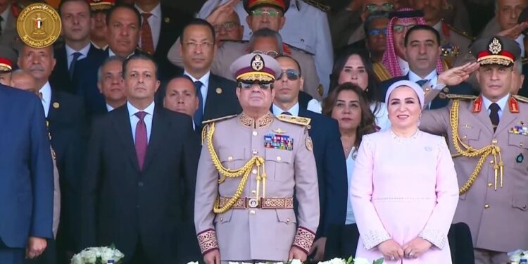 الرئيس السيسي وقرينته يستمعان لمقطوعة موسيقية خلال حفل افتتاح مقر القيادة الإستراتيجية