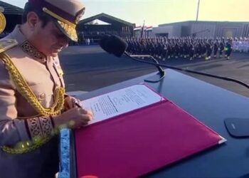 الرئيس السيسي يوقّع على وثيقة افتتاح مقر القيادة الاستراتيجية للدولة ورفع علم القوات المسلحة