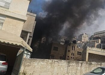 تصاعد الدخان في سماء نابلس: الاحتلال يفجّر شقة سكنية قرب المستشفى الوطني وسط المدينة