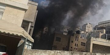 تصاعد الدخان في سماء نابلس: الاحتلال يفجّر شقة سكنية قرب المستشفى الوطني وسط المدينة