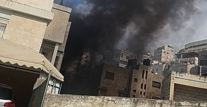 تصاعد الدخان في سماء نابلس: الاحتلال يفجّر شقة سكنية قرب المستشفى الوطني وسط المدينة