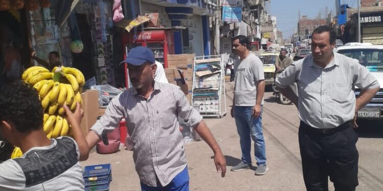 حملات لإزالة الإشغالات وتيسير الحركة المرورية بمدينة أشمون بالمنوفية