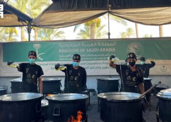 مركز الملك سلمان للإغاثة يواصل توزيع حزم من المواد الغذائية في وسط وجنوب قطاع غزة