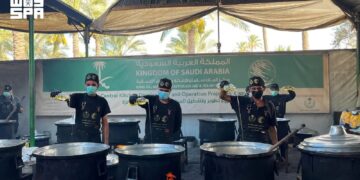 مركز الملك سلمان للإغاثة يواصل توزيع حزم من المواد الغذائية في وسط وجنوب قطاع غزة