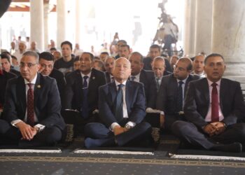 محافظ القليوبية يؤدي صلاة الجمعة بمسجد عمرو بن العاص احتفالًا بالعيد القومي لمحافظة القاهرة