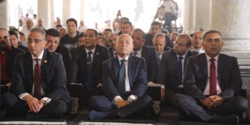 محافظ القليوبية يؤدي صلاة الجمعة بمسجد عمرو بن العاص احتفالًا بالعيد القومي لمحافظة القاهرة