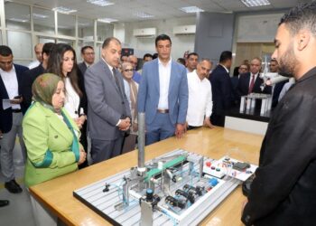 وزير الصناعة ومحافظ الشرقية يلتقيان مستثمري العاشر من رمضان ويتفقدان كبرى الصروح الصناعية بالمدينة