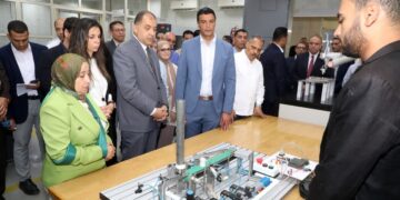 وزير الصناعة ومحافظ الشرقية يلتقيان مستثمري العاشر من رمضان ويتفقدان كبرى الصروح الصناعية بالمدينة