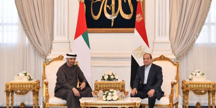 الرئيسان المصري والإماراتي يبحثان تعزيز العلاقات الثنائية وتطورات القضايا الإقليمية والدولية.
