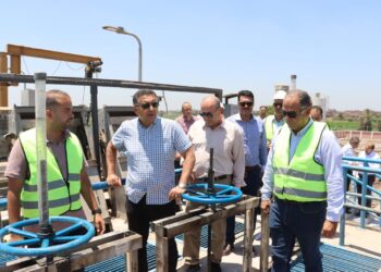 محافظ القليوبية يواصل جولته بشبين القناطر ويتفقد محطة معالجة صرف صحي الكوم الأحمر ضمن مشروعات المبادرة الرئاسية “حياة كريمة”