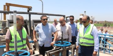 محافظ القليوبية يواصل جولته بشبين القناطر ويتفقد محطة معالجة صرف صحي الكوم الأحمر ضمن مشروعات المبادرة الرئاسية “حياة كريمة”