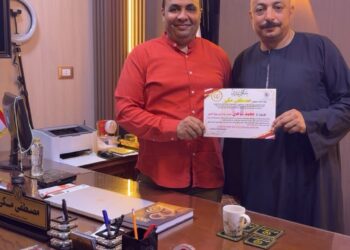 الصحفي والإعلامي مصطفى مكي يكرم الأستاذ محمد شاهين مدير عام أمن سوق العبور تقديرًا لجهوده الوطنية والمجتمعية