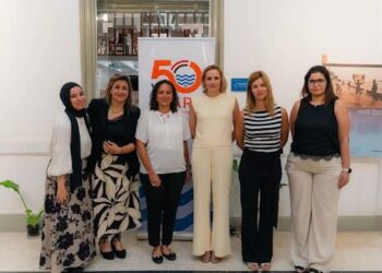نائبة سفير هولندا بمصر تفتتح معرض الصور “Down to Earth” في الإسكندرية.
