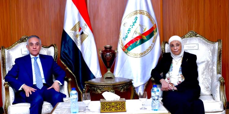 وزير العدل يهنئ رئيسة هيئة النيابة الإدارية بمناسبة توليها منصبها الجديد