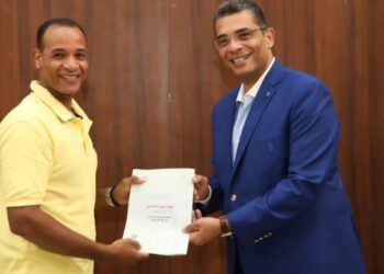 محافظ البحر الأحمر يسلم 80 عقدًا لتقنين وضع اليد لمواطني المحافظة