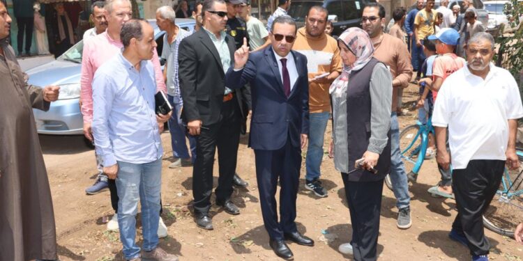 محافظ المنوفية يتفقد ميدانيا فعاليات مبادرة «يوم في قريتنا» بقرية شمنديل بقويسنا