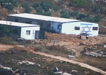 مستوطنون يستولون على منازل في قريوت جنوب نابلس ويرسمون أعلام الاحتلال على جدرانها