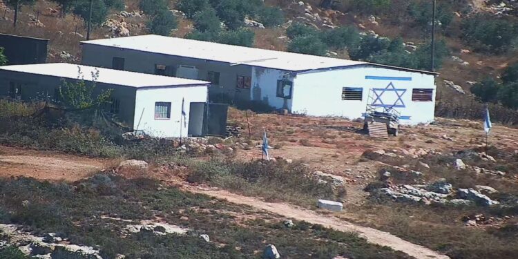 مستوطنون يستولون على منازل في قريوت جنوب نابلس ويرسمون أعلام الاحتلال على جدرانها