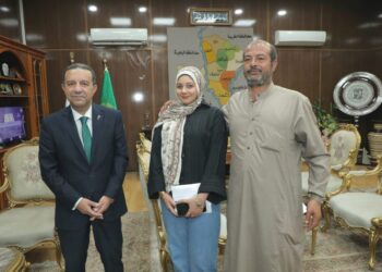 بعد إشادة رئيس الوزراء بها، محافظ المنوفية يكرم الطالبة «ندى» ويقرر دعمها بأثاث منزلي ومنحة مالية
