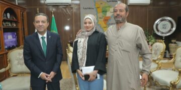 بعد إشادة رئيس الوزراء بها، محافظ المنوفية يكرم الطالبة «ندى» ويقرر دعمها بأثاث منزلي ومنحة مالية