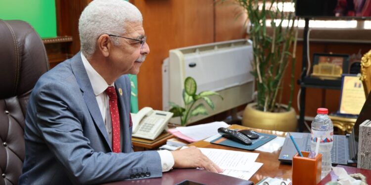 رئيس جامعة المنوفية يترأس اجتماع مجلس العمداء “أون لاين” لمتابعة استعدادات العام الجامعي الجديد