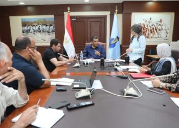 محافظ البحر الأحمر يعقد اجتماعاً لتنظيم وإعادة توزيع عربات الطعام المتنقلة بالغردقة