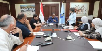 محافظ البحر الأحمر يعقد اجتماعاً لتنظيم وإعادة توزيع عربات الطعام المتنقلة بالغردقة