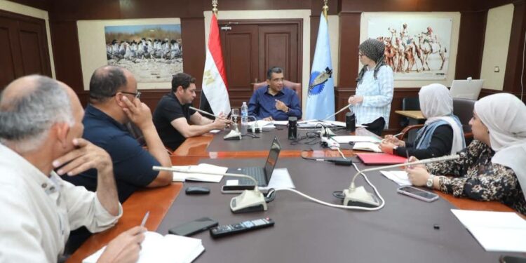 محافظ البحر الأحمر يعقد اجتماعاً لتنظيم وإعادة توزيع عربات الطعام المتنقلة بالغردقة