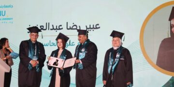 محافظ القليوبية ورئيس مجلس أمناء جامعة بنها الأهلية يشهدان احتفالية تخريج أول دفعة من طلاب الجامعة