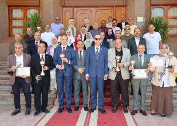رئيس جامعة المنوفية يكرّم الجامعة الأهلية والكليات الفائزة بمسابقة أفضل معرض.. ويؤكد: الأنشطة الفنية تصنع شخصية الطالب وتدعم الإبداع والابتكار